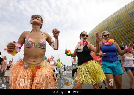 Danzig, Polen 18. August 2013 Zumba Maraton in Danzig vor PGE Arena Stadion. Über 540 Menschen tanzen Zumba um den Weltrekord zu schlagen Stockfoto