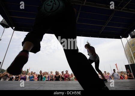 Danzig, Polen 18. August 2013 Zumba Maraton in Danzig vor PGE Arena Stadion. Über 540 Menschen tanzen Zumba um den Weltrekord zu schlagen Stockfoto