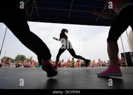 Danzig, Polen 18. August 2013 Zumba Maraton in Danzig vor PGE Arena Stadion. Über 540 Menschen tanzen Zumba um den Weltrekord zu schlagen Stockfoto