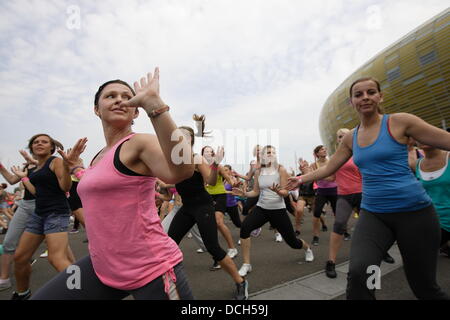 Danzig, Polen 18. August 2013 Zumba Maraton in Danzig vor PGE Arena Stadion. Über 540 Menschen tanzen Zumba um den Weltrekord zu schlagen Stockfoto