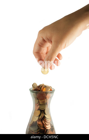 Penny wirft Geld in ein Glas. Stockfoto