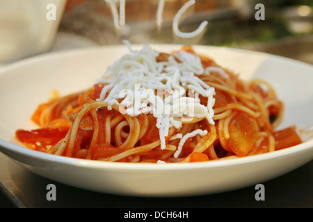 Zubereitung von Spaghetti und marinara Soße hinzufügen den Parmesan-Käse Stockfoto