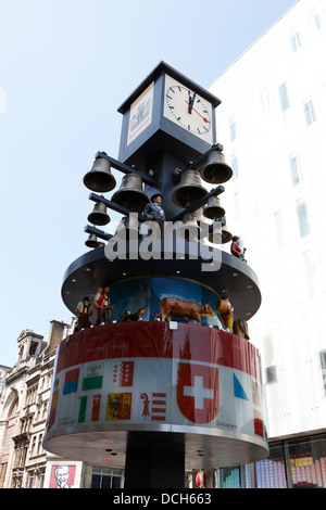 Schweizer Uhr auf Schweizer Gericht Leicester Square London England UK Stockfoto