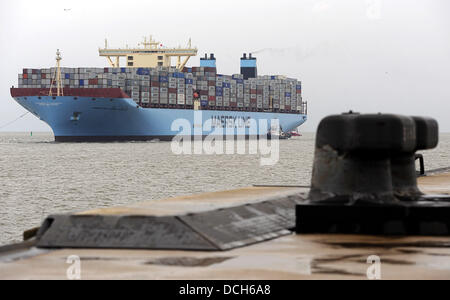 Bremerhaven, Deutschland. 18. August 2013. Die weltweit größte Containerschiff Mærsk Mc-Kinney Møller kommt am Container-terminal während seiner Jungfernfahrt in Bremerhaven. Das Schiff wurde in Südkorea, 400 m in der Länge misst gebaut und 18.000 Container tragen kann. Foto: INGO WAGNER/Dpa/Alamy Live News Stockfoto