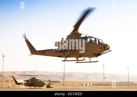 Israelische Luftwaffe (IAF) Hubschrauber, Bell AH-1 Cobra im Flug Stockfoto