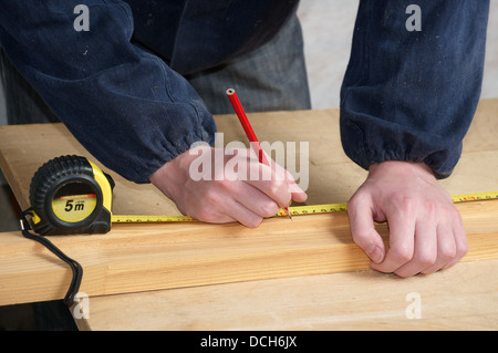 Misst den Abstand und setzt eine Markierung der Arbeitskraft Stockfoto