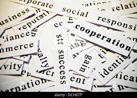 Zusammenarbeit. Konzept der ausgeschnittenen Wörter im Zusammenhang mit der Geschäftstätigkeit Stockfoto