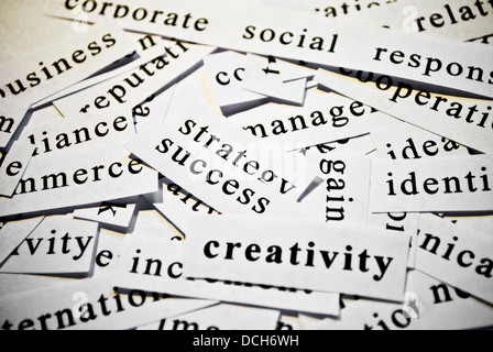 Kreativität. Konzept der ausgeschnittenen Wörter im Zusammenhang mit der Geschäftstätigkeit Stockfoto