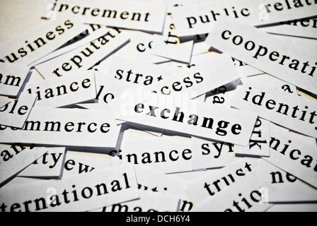 Austausch. Konzept der ausgeschnittenen Wörter im Zusammenhang mit der Geschäftstätigkeit Stockfoto