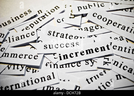 Inkrement. Konzept der ausgeschnittenen Wörter im Zusammenhang mit der Geschäftstätigkeit Stockfoto