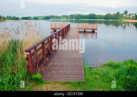 Holzsteg am See Frühling Resorts Stockfoto