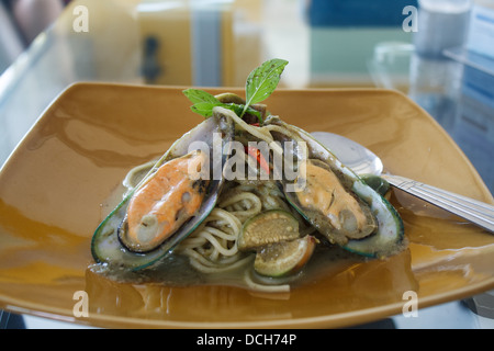 Spaghetti mit Muscheln in grünem Curry Stil Thailand. Stockfoto