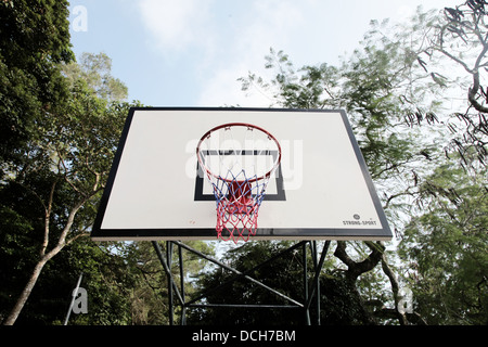 Es ist ein Foto von einem Outdoor-Korb Ball Spielplatz mit kein Spieler. Wir sehen ein Detail des Korbes wo Spieler erzielen Stockfoto