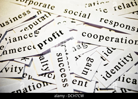 Profitieren. Konzept der ausgeschnittenen Wörter im Zusammenhang mit der Geschäftstätigkeit Stockfoto