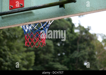 Es ist ein Foto von einem Outdoor-Korb Ball Spielplatz mit kein Spieler. Wir sehen ein Detail des Korbes wo Spieler erzielen Stockfoto