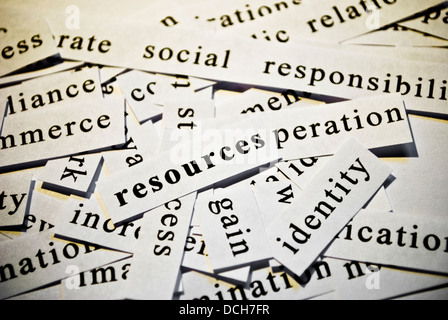 Ressourcen. Konzept der ausgeschnittenen Wörter im Zusammenhang mit der Geschäftstätigkeit Stockfoto