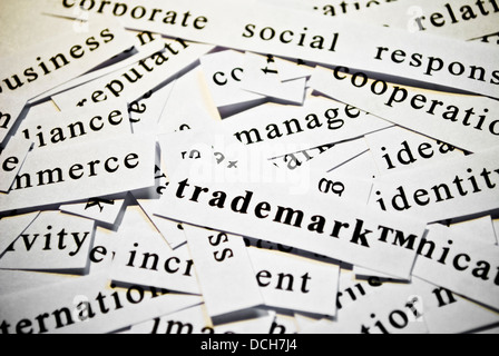 Eingetragenes Warenzeichen. Konzept der ausgeschnittenen Wörter im Zusammenhang mit der Geschäftstätigkeit Stockfoto