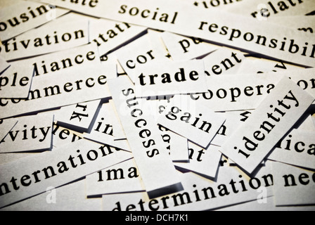 Handel. Konzept der ausgeschnittenen Wörter im Zusammenhang mit der Geschäftstätigkeit Stockfoto