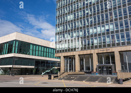 Sheffield University Arts Tower (1965) und Bibliothek (1959) beide entworfen von Gollins, Melvin, Ward und Partner. Stockfoto