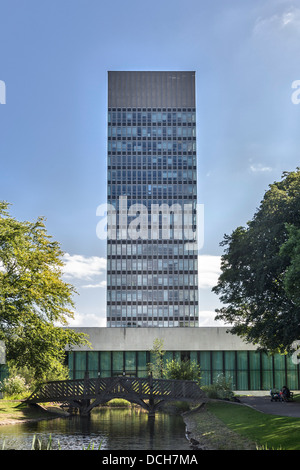 Sheffield University Arts Tower (1965) und Bibliothek (1959) beide entworfen von Gollins, Melvin, Ward und Partner. Stockfoto