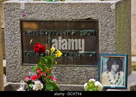 Das Grab von James Douglas Morrison auf dem Père Lachaise Friedhof. Stockfoto