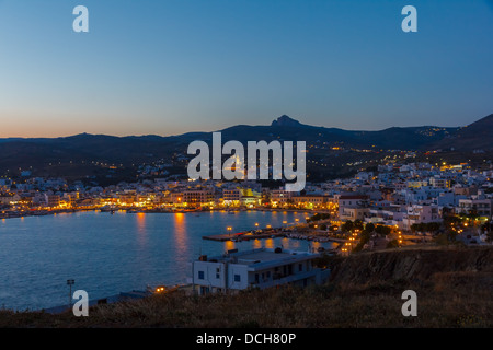 Tinos Stadt und den Hafen am Nachmittag Stockfoto