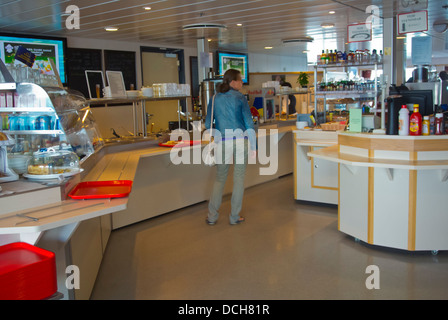 Self-service-Café-Restaurant auf der Fähre zwischen der Insel Saaremaa und dem Festland Estland baltischen Meer Nordeuropa Stockfoto