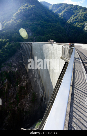 Die Contra-Damm, auch bekannt als der Verzasca Dam und Locarno Damm auf dem Fluss Verzasca-Schweiz. In dem Film Goldeneye verwendet. Stockfoto