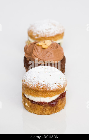 Hausgemachte Mini Victoria sandwich Kuchen auf einem weißen Hintergrund. Stockfoto