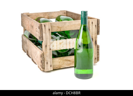 Jahrgang Wein Holzkiste gefüllt mit weißen Weinflaschen Stockfoto