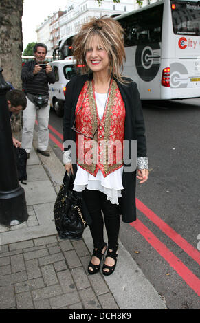 Elizabeth Emanuel besucht die Tasmin Lucia Khan & Dr Junaid A B Zaman Hochzeitsempfang im Natural History Museum Stockfoto