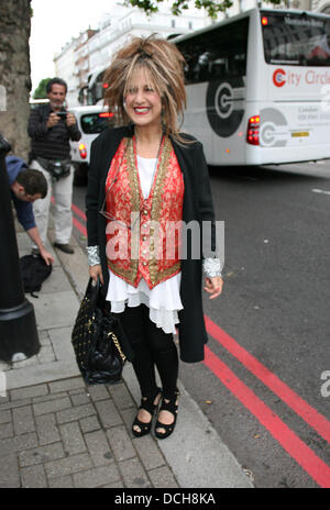 Elizabeth Emanuel besucht die Tasmin Lucia Khan & Dr Junaid A B Zaman Hochzeitsempfang im Natural History Museum Stockfoto