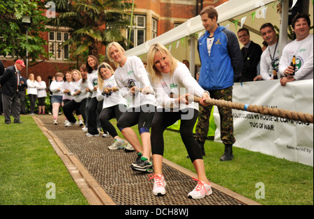 Nächstenliebe Arbeiter und MPs Kämpfe in einem Tauziehen zugunsten von Macmillan Cancer Support Stockfoto