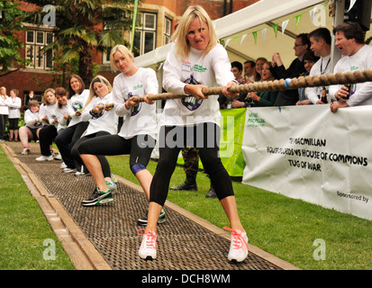 Nächstenliebe Arbeiter und MPs Kämpfe in einem Tauziehen zugunsten von Macmillan Cancer Support Stockfoto