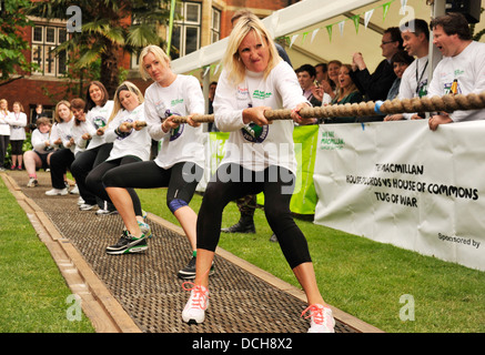 Nächstenliebe Arbeiter und MPs Kämpfe in einem Tauziehen zugunsten von Macmillan Cancer Support Stockfoto