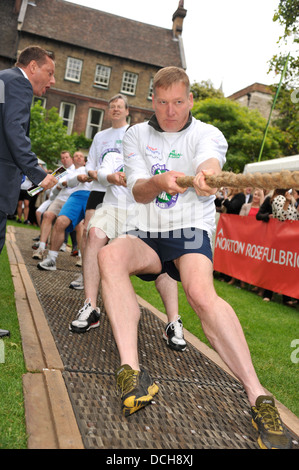 Nächstenliebe Arbeiter und MPs Kämpfe in einem Tauziehen zugunsten von Macmillan Cancer Support Stockfoto