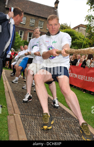 Nächstenliebe Arbeiter und MPs Kämpfe in einem Tauziehen zugunsten von Macmillan Cancer Support Stockfoto