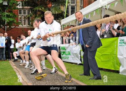 Nächstenliebe Arbeiter und MPs Kämpfe in einem Tauziehen zugunsten von Macmillan Cancer Support Stockfoto