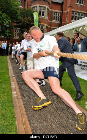 Nächstenliebe Arbeiter und MPs Kämpfe in einem Tauziehen zugunsten von Macmillan Cancer Support Stockfoto