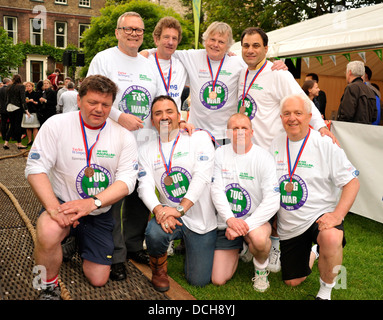 Nächstenliebe Arbeiter und MPs Kämpfe in einem Tauziehen zugunsten von Macmillan Cancer Support Stockfoto