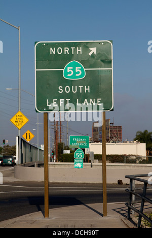 Die 55 Autobahn Eingang Nord/Süd anmelden (Rampe) auf 17th Street in Santa Ana, Kalifornien; USA Stockfoto