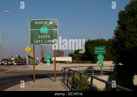 Die 55 Autobahn Eingang Nord/Süd anmelden (Rampe) auf 17th Street in Santa Ana, Kalifornien; USA Stockfoto