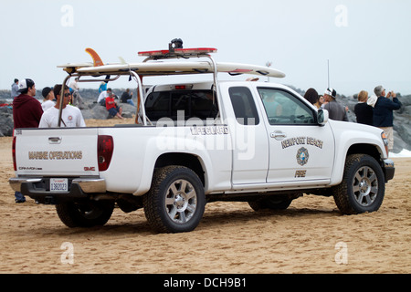 Newport Beach California Marine Operations Rettungsschwimmer LKW am Strand von den Keil während hohe Brandung und gefährlichen Bedingungen Stockfoto