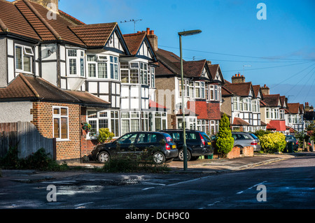 In einer ruhigen Seitenstraße der traditionellen 30er Häuser, mit parkenden Autos, direkt an der High Street in Banstead, Surrey, England, UK. Stockfoto