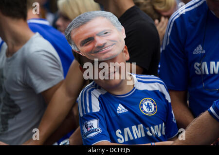 London, UK. 18. August 2013.  Chelsea Fußball-Fans Willkommen zurück Jose Mourinho, wie die special One sein erstes Spiel als Chelsea-Trainer in der englischen premier League gegen Hull FC an der Stamford Bridge übernimmt dabei Stockfoto