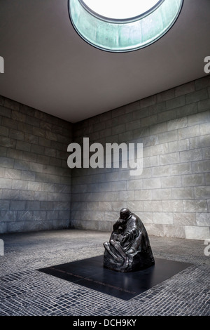 Käthe Kollwitz-Skulptur, "Mutter mit ihren toten Sohn", in der Gedenkstätte Neue Wacht (neue Wache) in Berlin Stockfoto