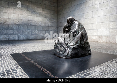 Käthe Kollwitz-Skulptur, "Mutter mit ihren toten Sohn", in der Gedenkstätte Neue Wacht (neue Wache) in Berlin Stockfoto