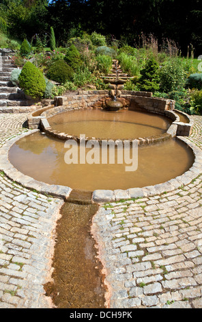 Die Vesica Pool im Garten Chalice Brunnen in Glastonbury. Stockfoto