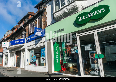 Zwei bekannte Augenoptiker nebeneinander (Stiefel und Specsavers), Banstead Dorf Hohe Straße, auf einem ruhigen Sonntagmorgen in Surrey, England, UK. Stockfoto