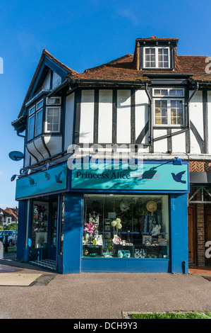 Fenster Anzeige einer Prinzessin Alice Hospiz liebe Shop, mit Wohnungen, auf Banstead Dorf High Street, in Surrey, England, UK. Stockfoto